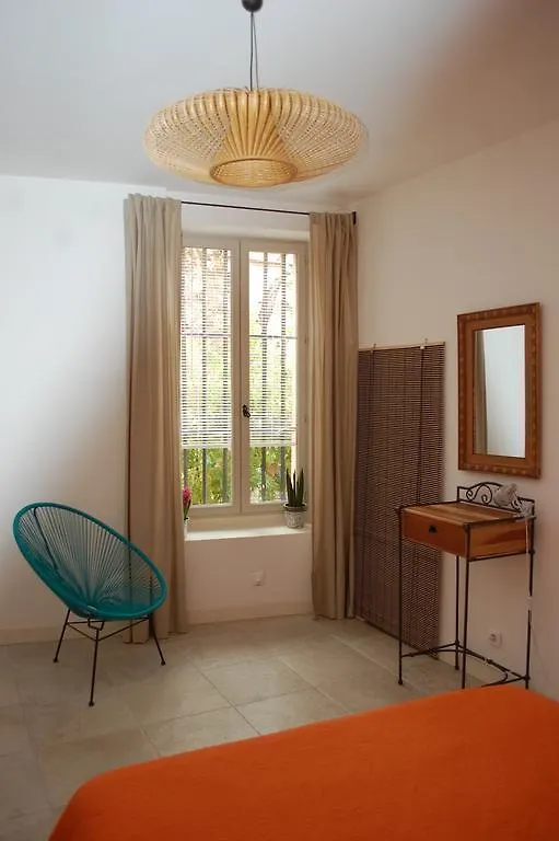 Sous Le Clocher Marseille 0*,