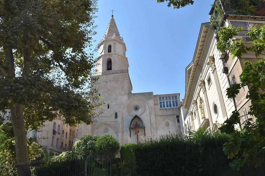 Sous Le Clocher Marseille 0*,